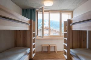 Gstaad Saanenland Youth Hostel tesisinde bir ranza yatağı veya ranza yatakları