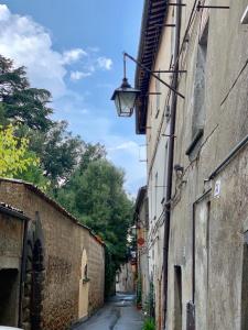 an alley with a lamp on the side of a building at Maidalchini House in Acquapendente