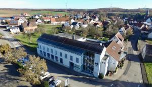 una vista aérea de un edificio en una pequeña ciudad en Landhotel Günzburg, en Kupferzell