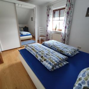 Llit o llits en una habitació de Ferienwohnung Adelhardt