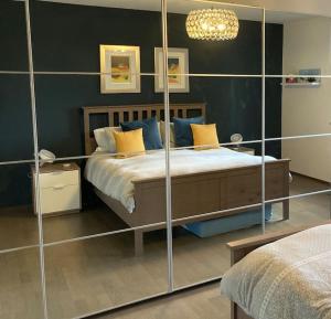 Schlafzimmer mit einem Bett mit Glaswand in der Unterkunft Mountain View Apartment in Maria Alm am Steinernen Meer