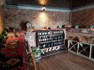um quarto com um monte de garrafas de vinho em Vita Gardenia Hotel Tskaltubo em Tskaltubo