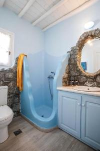 Bathroom sa Mykonos Coastal Retreat - Giovanna's Beachfront Escape with Jacuzzi