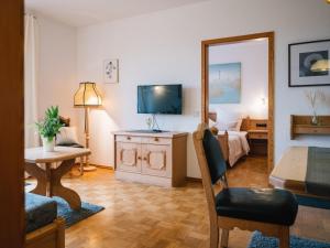 TV a/nebo společenská místnost v ubytování Landhaus Weber