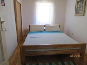 1 dormitorio con 1 cama en una habitación con ventana en Zora Holiday home en Beli