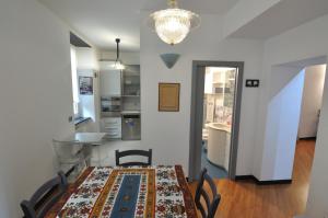 a dining room and kitchen with a table and chairs at La casa di Fede e Fran in Camogli