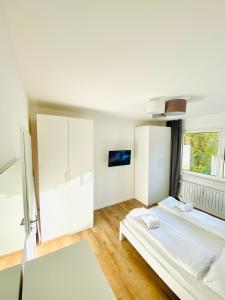 1 dormitorio con 2 camas y ventana en Zentral gelegene 2 Zi. Wohnung nähe Innenstadt/HBF, en Wolfsburg