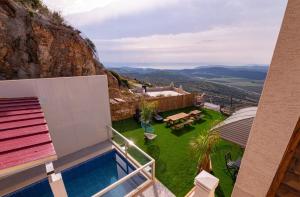 En udsigt til poolen hos Blue lake luxury villa for families eller i nærheden