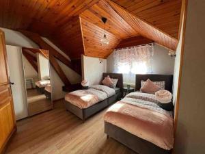 - une chambre avec 2 lits et une grande fenêtre dans l'établissement EVASION gîtes et spa, à Saint-Léonard