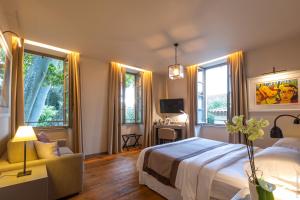 1 dormitorio con 1 cama, escritorio y ventanas en La Bastide de Boulbon en Boulbon