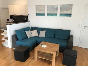 salon z niebieską kanapą i stołem w obiekcie Stadtdomizil TOP 5 w Schladming