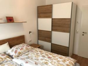 Łóżko lub łóżka w pokoju w obiekcie Stadtdomizil TOP 5
