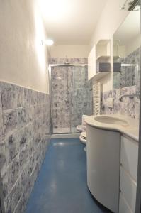 a bathroom with a sink and a shower at La casa di Fede e Fran in Camogli +17 photos