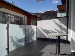 krzesło siedzące na balkonie budynku w obiekcie Stadtdomizil TOP 5 w Schladming