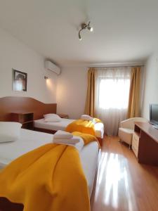 Llit o llits en una habitació de Hotel Prvan