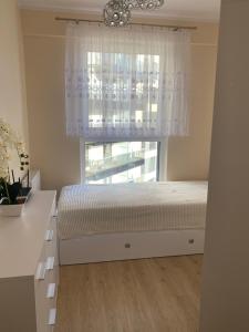 sypialnia z łóżkiem i oknem w obiekcie Apartament przy Czarnej w mieście Białystok
