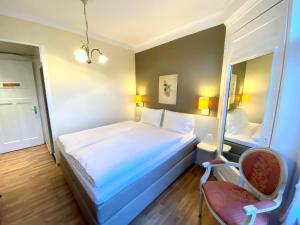 Un pat sau paturi într-o cameră la Hotel La Prairie, Swiss Bike Hotel