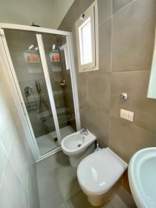 a bathroom with a toilet and a sink at Appartamento GERANIO in Riva Trigoso