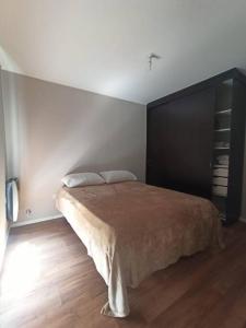 um quarto com uma cama grande e um armário preto em Lust 270 em Aldea Camarero