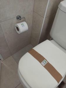 uma casa de banho com um WC com um rolo de papel higiénico em Lust 270 em Aldea Camarero