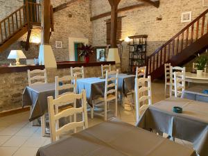 um restaurante com mesas e cadeiras e uma escadaria em Maison Belles Pierres em Montagny-lès-Beaune