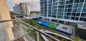 Apartamento con balcón con piscina y edificios en Lovely Vivacity Jazz suite 2 Cozy Condo 2 Card LV7, en Kuching