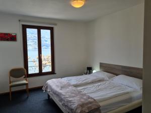 Rúm í herbergi á Zappa Lake Lodge