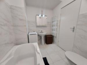 La salle de bains est pourvue d'une baignoire, de toilettes et d'un lavabo. dans l'établissement Home by Vibe, à Cluj-Napoca