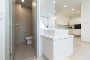 ein weißes Bad mit einem Waschbecken und einem WC in der Unterkunft Deluxe & Feel Like a Home 2, 3-6pax, Netflix, Georgetown in Jelutong