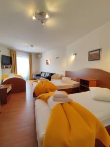 Llit o llits en una habitació de Hotel Prvan