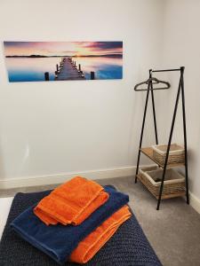 a room with two towels and a picture of a pier at Ipswich Town Centre - Apartment 6 in Ipswich