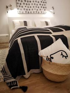 - une chambre avec un lit et une couverture noire et blanche dans l'établissement APARTMENT IZABELA Opatija, à Opatija