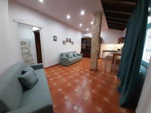 een woonkamer met een bank en een tafel bij Casa vacanze Villa Liù in Sciacca