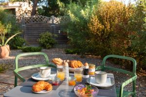 een tafel met eten en croissants erop bij Beija Flor in Agay - Saint Raphael