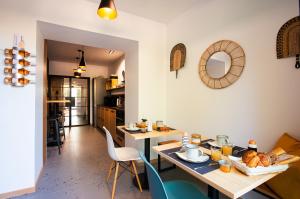 a kitchen and dining room with a table and chairs at Beija Flor in Agay - Saint Raphael