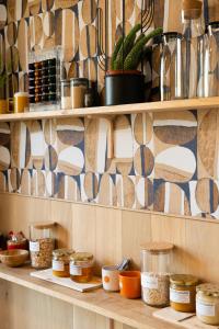 een plank met potten voedsel en planten erop bij Beija Flor in Agay - Saint Raphael