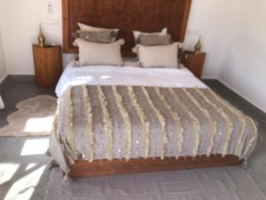 Ένα ή περισσότερα κρεβάτια σε δωμάτιο στο Villa Scil de luxe 3 Suites Piscine chauffée Hamam Jacuzzi extérieur avec vue sur l'Atlas 2 Parkings Privé