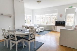 a living room with a table and chairs at Hotell Villa Rönne in Ängelholm