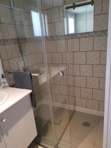 Saint-Privat的住宿－Gîte effet d’art，浴室里设有玻璃门淋浴