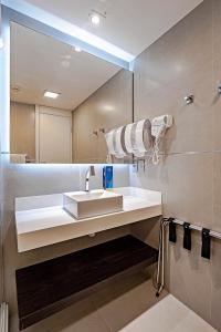 a bathroom with a sink, toilet and bathtub at FAST SLEEP Guarulhos by Slaviero Hotéis in Guarulhos