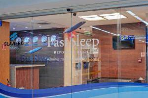 a glass window of a restaurant with a sign on it at FAST SLEEP Guarulhos by Slaviero Hotéis in Guarulhos