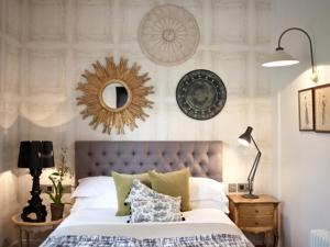 倫敦的住宿－The Warrington，卧室配有一张床,墙上设有镜子