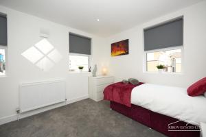 una camera da letto bianca con pareti e finestre bianche di Δ Ares Apartment Δ The Flame of Town a Southampton