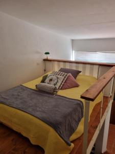 モンタルト・ディ・カストロにあるIl Piccolo Borgoのベッドルーム1室(大型ベッド1台、黄色い毛布付)