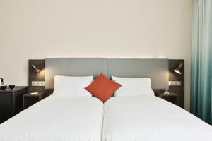 Posteľ alebo postele v izbe v ubytovaní Holiday Inn Toulon City Centre, an IHG Hotel