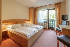 een hotelkamer met een bed en een raam bij Café Pension Leistner in Obertrubach