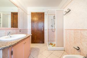 Kúpeľňa v ubytovaní Appartamento in Villa Gelsomino + 23 fotografií