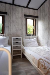 מיטה או מיטות בחדר ב-Huisje Weltevree (nummer 95)