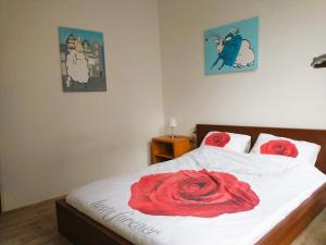 een slaapkamer met een bed met een rode roos erop bij Voorstraat-Havenzicht 1ste in Dordrecht