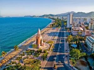 z powietrza widok na miasto i ocean w obiekcie Lucky Sun Hotel w mieście Nha Trang